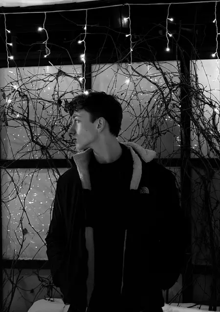 Я Артем, 21, из Санкт-Петербурга, ищу знакомства без обязательств