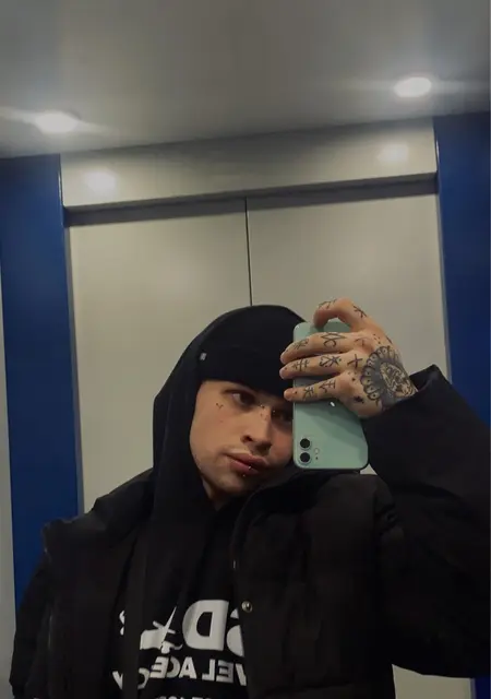 Я Витя, 20, из Санкт-Петербурга, ищу знакомства на одну ночь